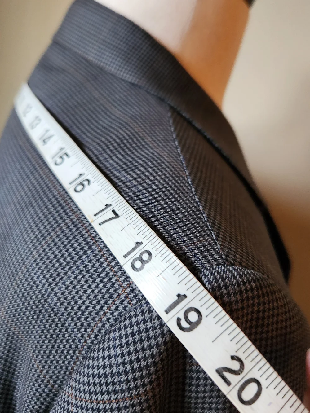 Tom James Custom Sport Coat 44R Gray Prince of Wales Plaid Blazer Horn Buttons